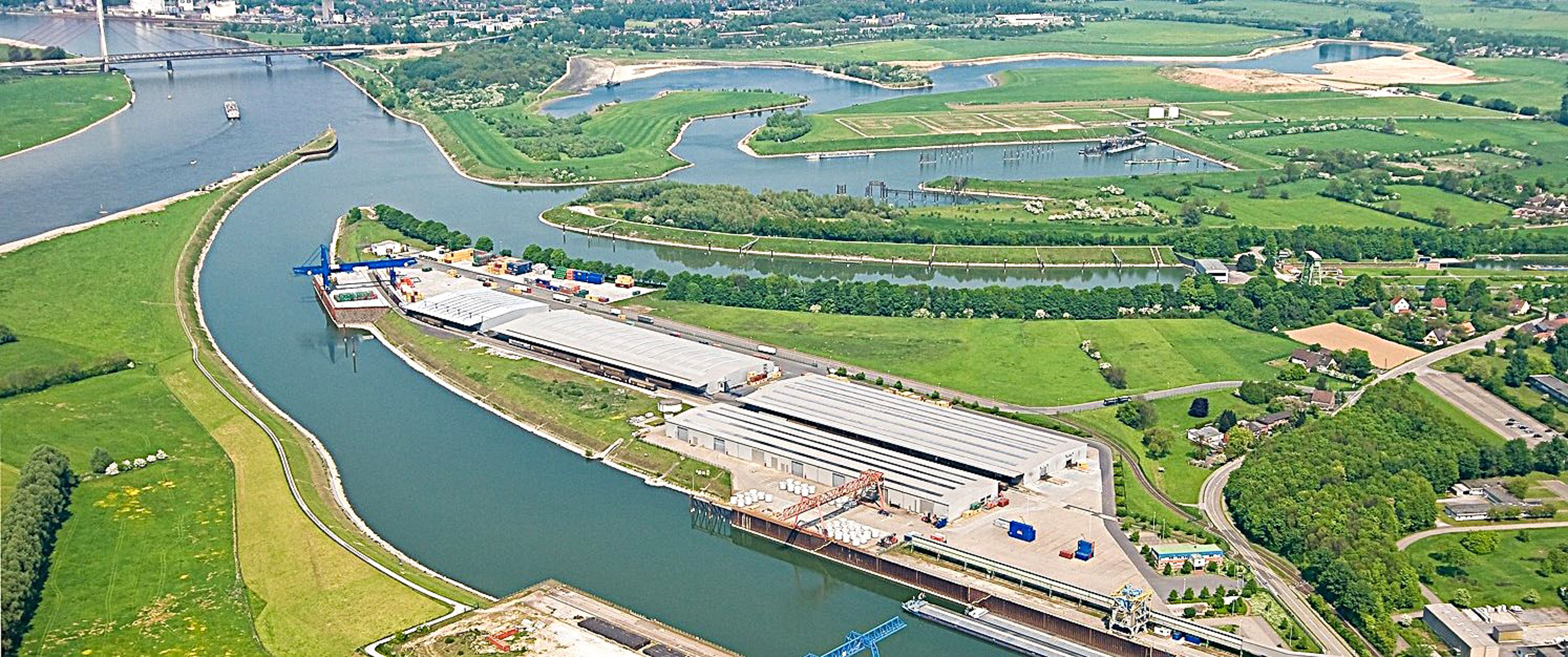 deltaport-wesel-ausbau-hafen Kaianlage mit Schwerlasttransport in Wesel