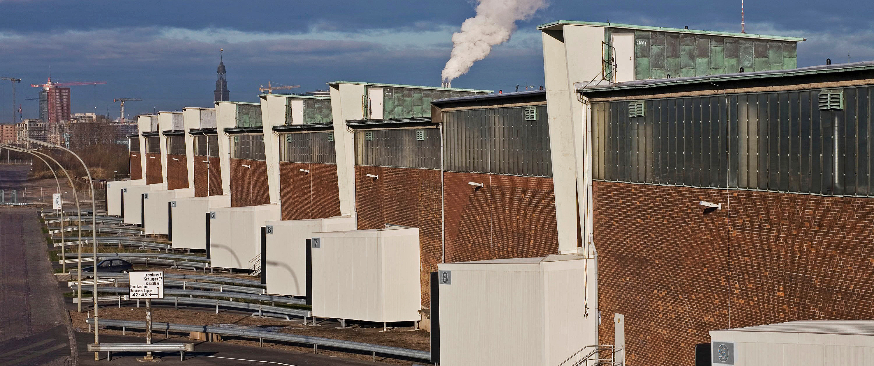 edeka-reiferei-umbau Umbau des historischen Lagerhauses D der Edeka AG / Reiferei Nord mit drei Hallenabschnitten in eine Frucht- / Bananenreiferei sowie Einbau eines zweigeschossigen Büro-, Sozial- und Technikgebäudes.